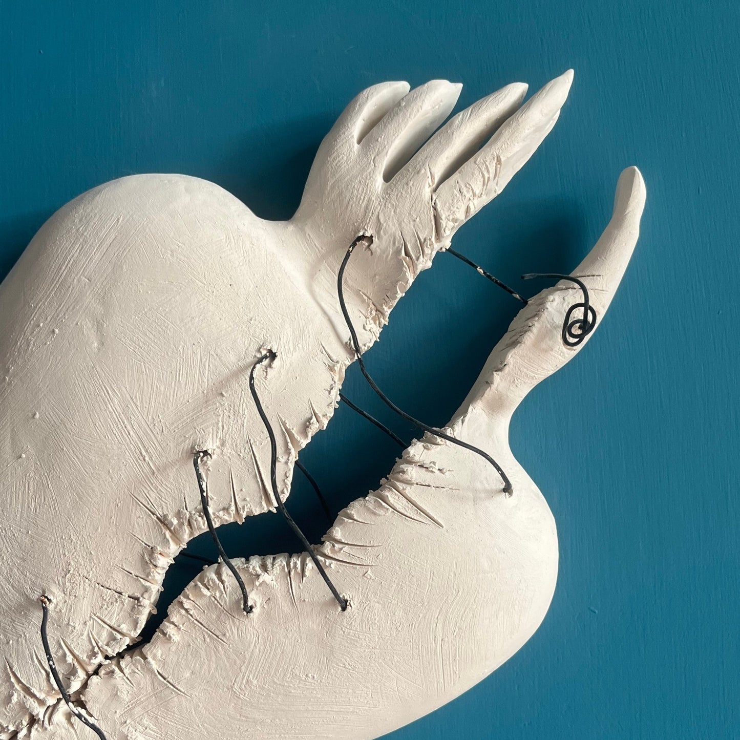particolare-del-cuore-ex-voto-crepato-ricucito-con-fil-di-ferro-novecuoripottery