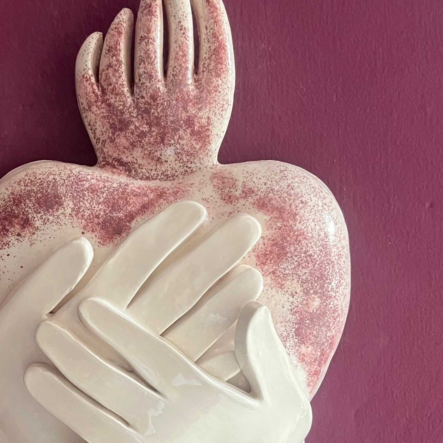particolare-del-cuore-ex-voto-mani-su-cuore-novecuoripottery