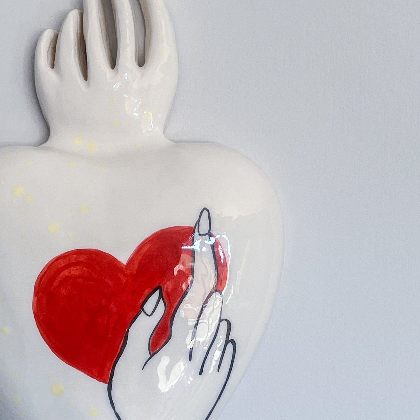 particolare-del-cuore-ex-voto-mano-che-tiene-cuore-novecuoripottery