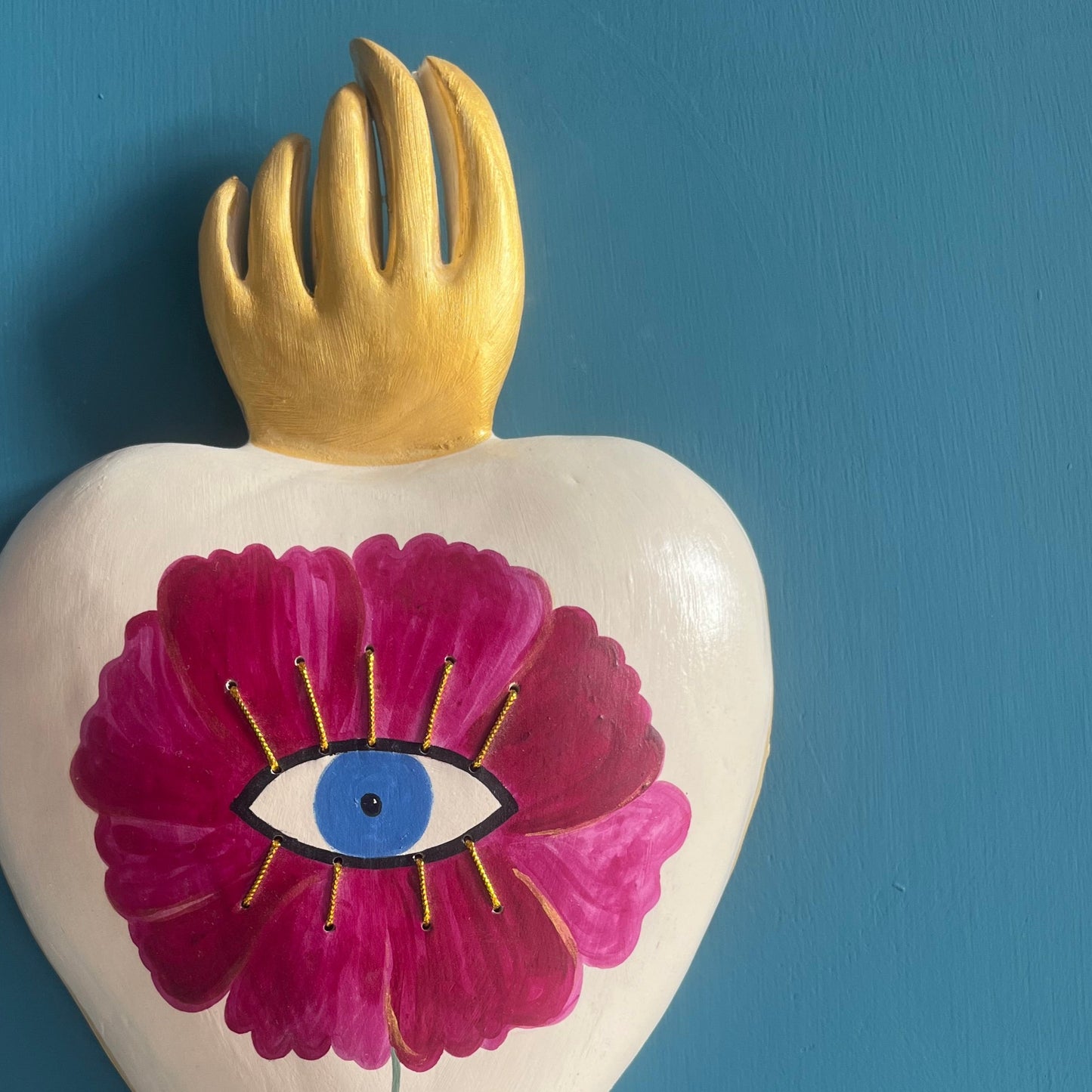 particolarmente-del-cuore-ex-voto-con-peonia-occhio-ciglia-ricamate-novecuoripottery