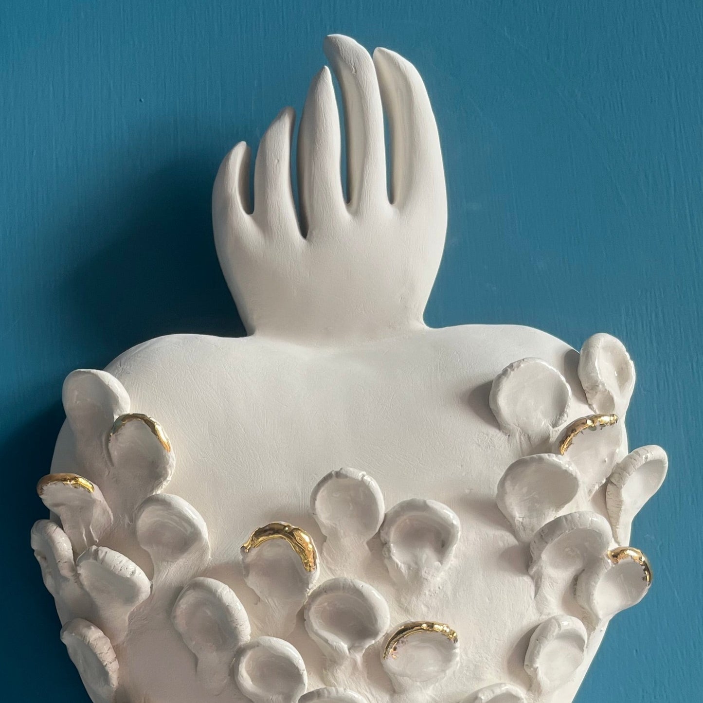 particolare-del-cuore-ex-voto-con-petali-oro-novecuoripottery