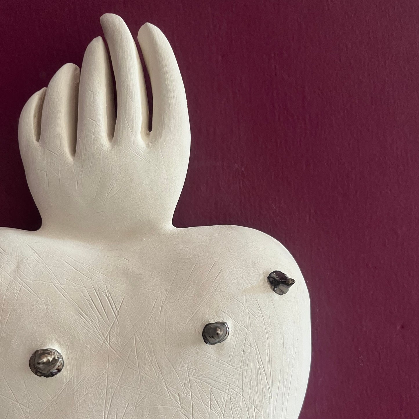 particolare-del-cuore-ex-voto-spine-novecuoripottery