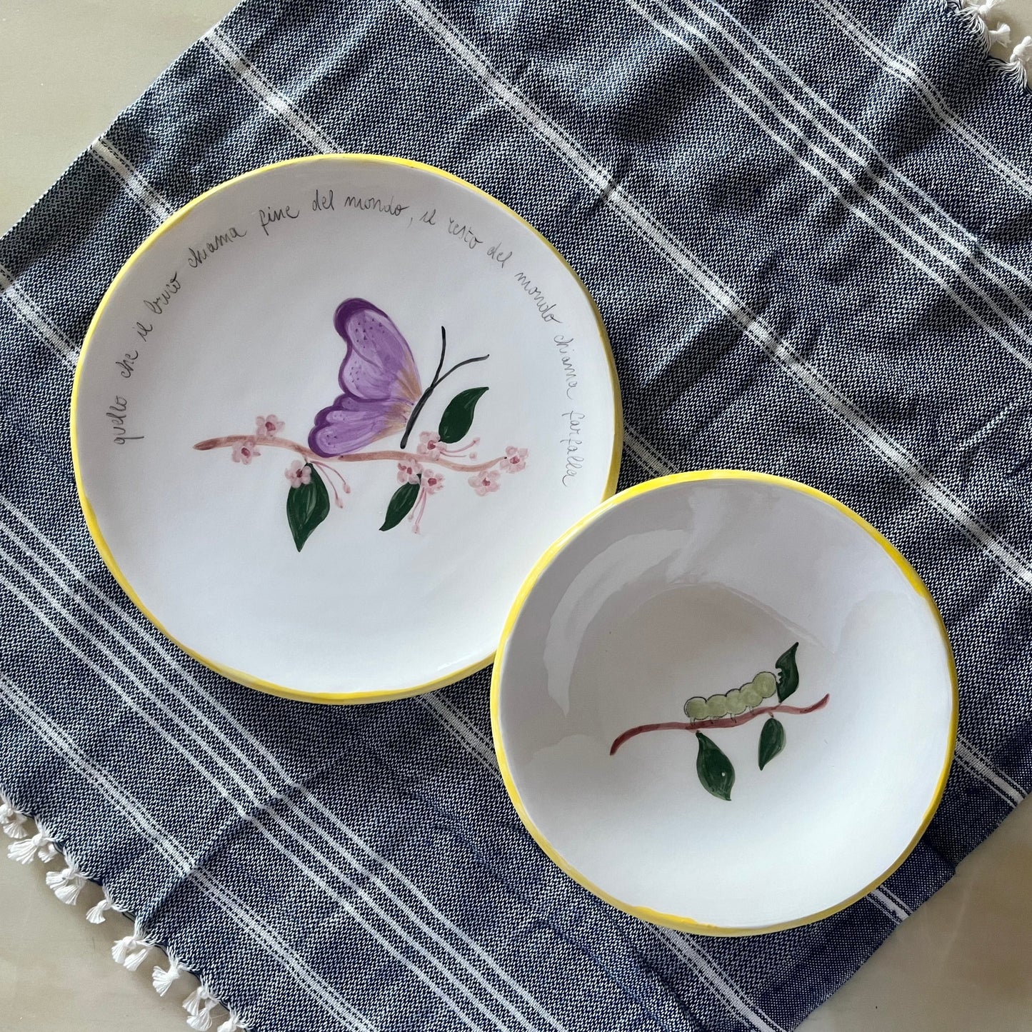 set-di-piatti-piano-fondo-bruco-farfalla-di-novecuoripottery