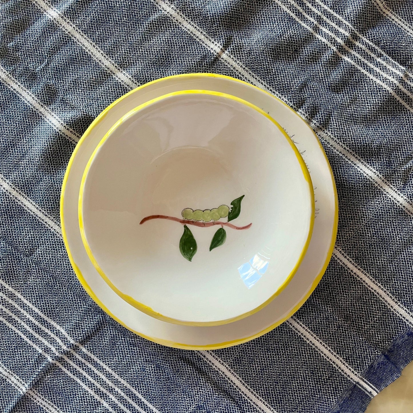 set-di-piatti-comunicanti-piano-fondo-bruco-farfalla-di-novecuoripottery