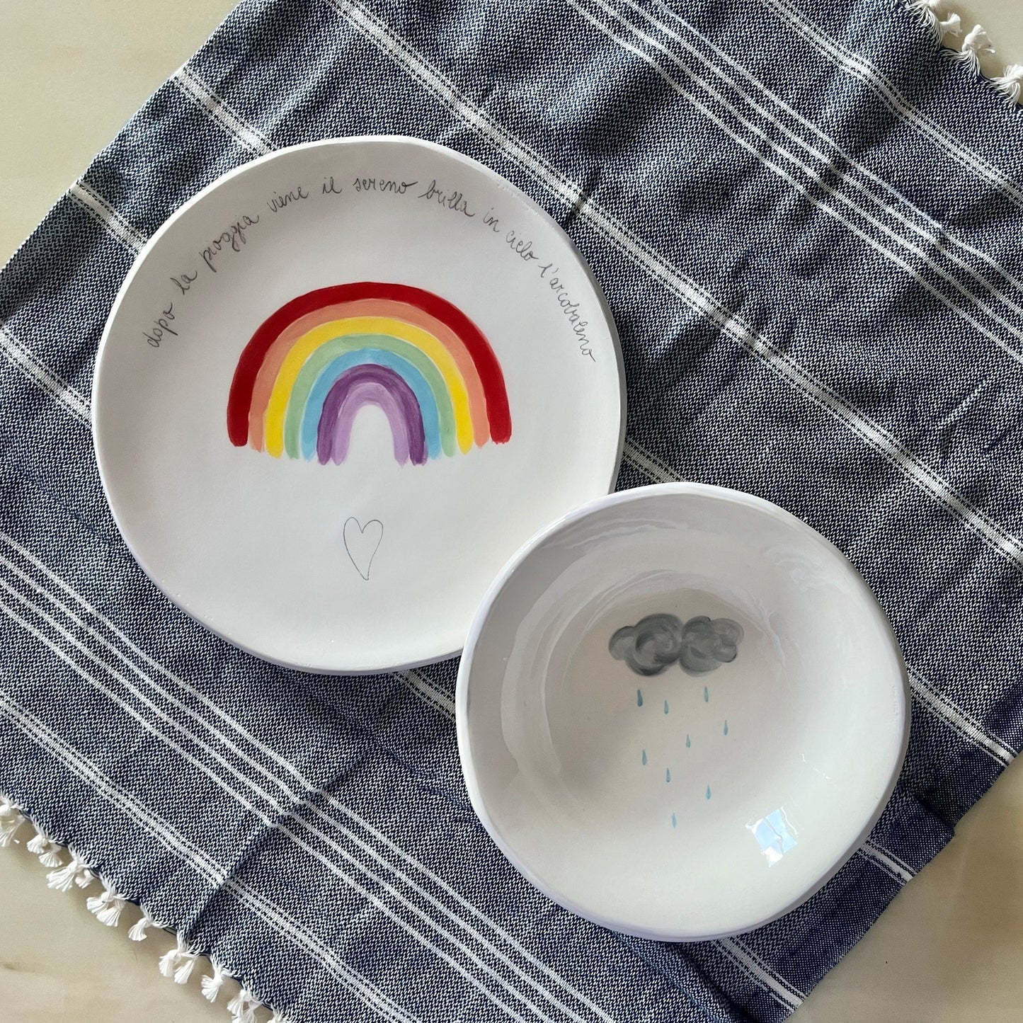 set-di-piatti-piano-fondo-nuvola-pioggia-arcobaleno-di-novecuoripottery