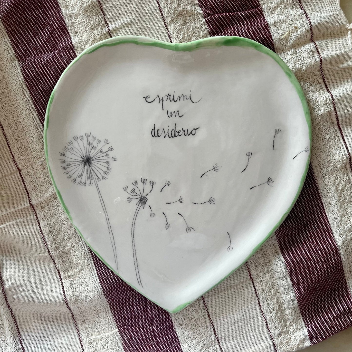 piatto-a-cuore-con-scritto-esprimi-un-desiderio-di-novecuoripottery