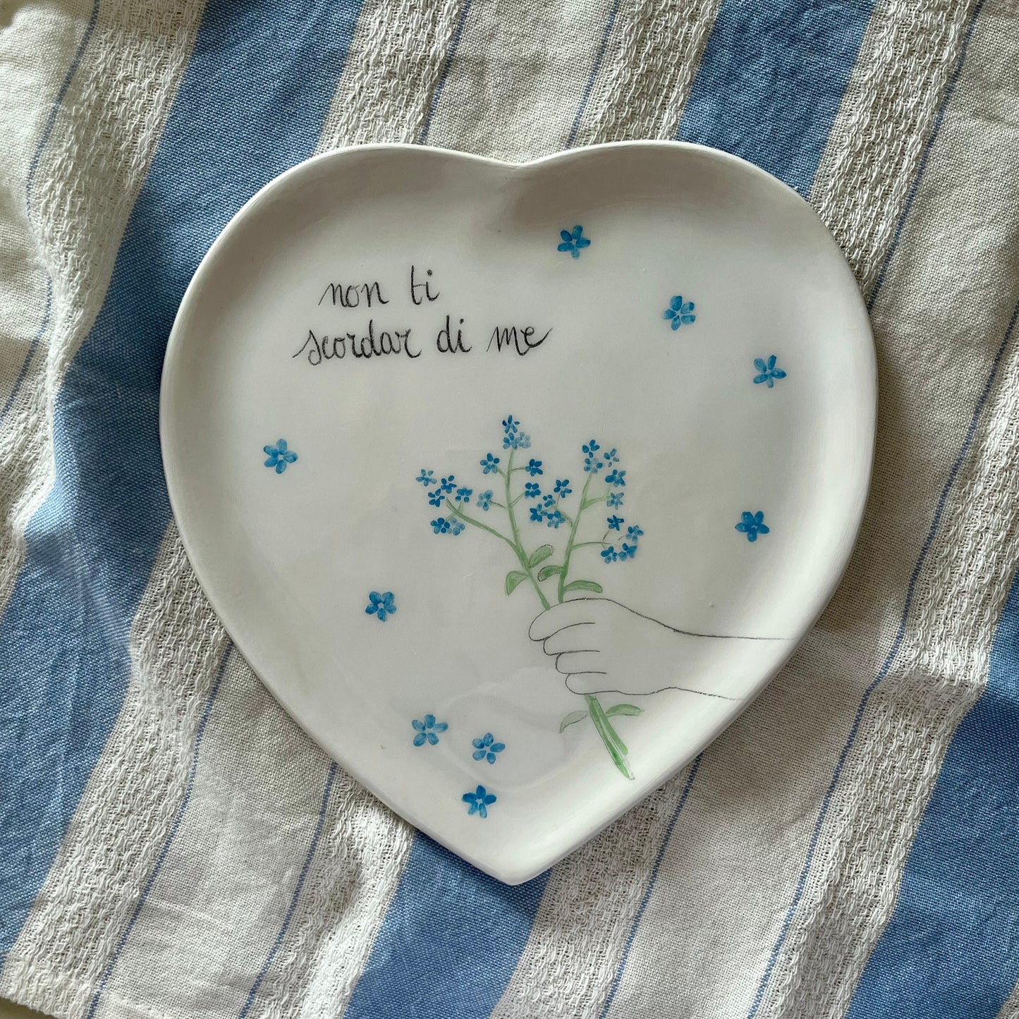 piatto-a-cuore-con-scritto-non-ti-scordar-di-me-di-novecuoripottery