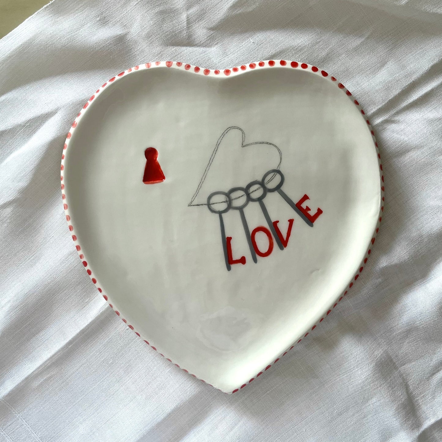 piatto-a-cuore-serratura-con-chiavi-love-di-novecuoripottery