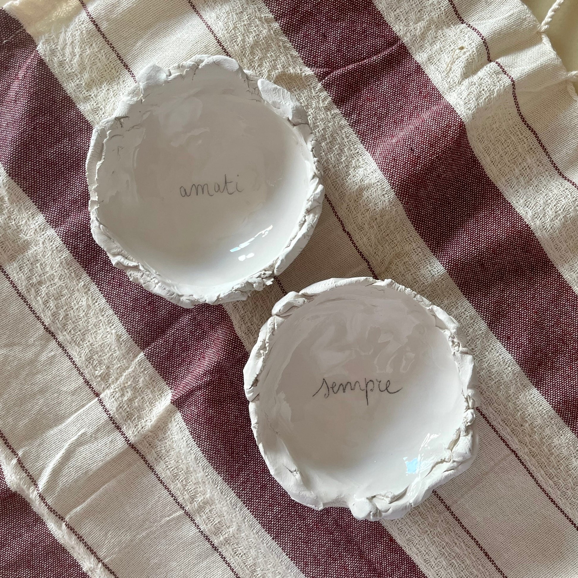 due-ciotoline-imperfette-con-scritto-amati-sempre-di-novecuoripottery