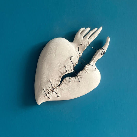cuore-ex-voto-crepato-ricucito-con-fil-di-ferro-novecuoripottery