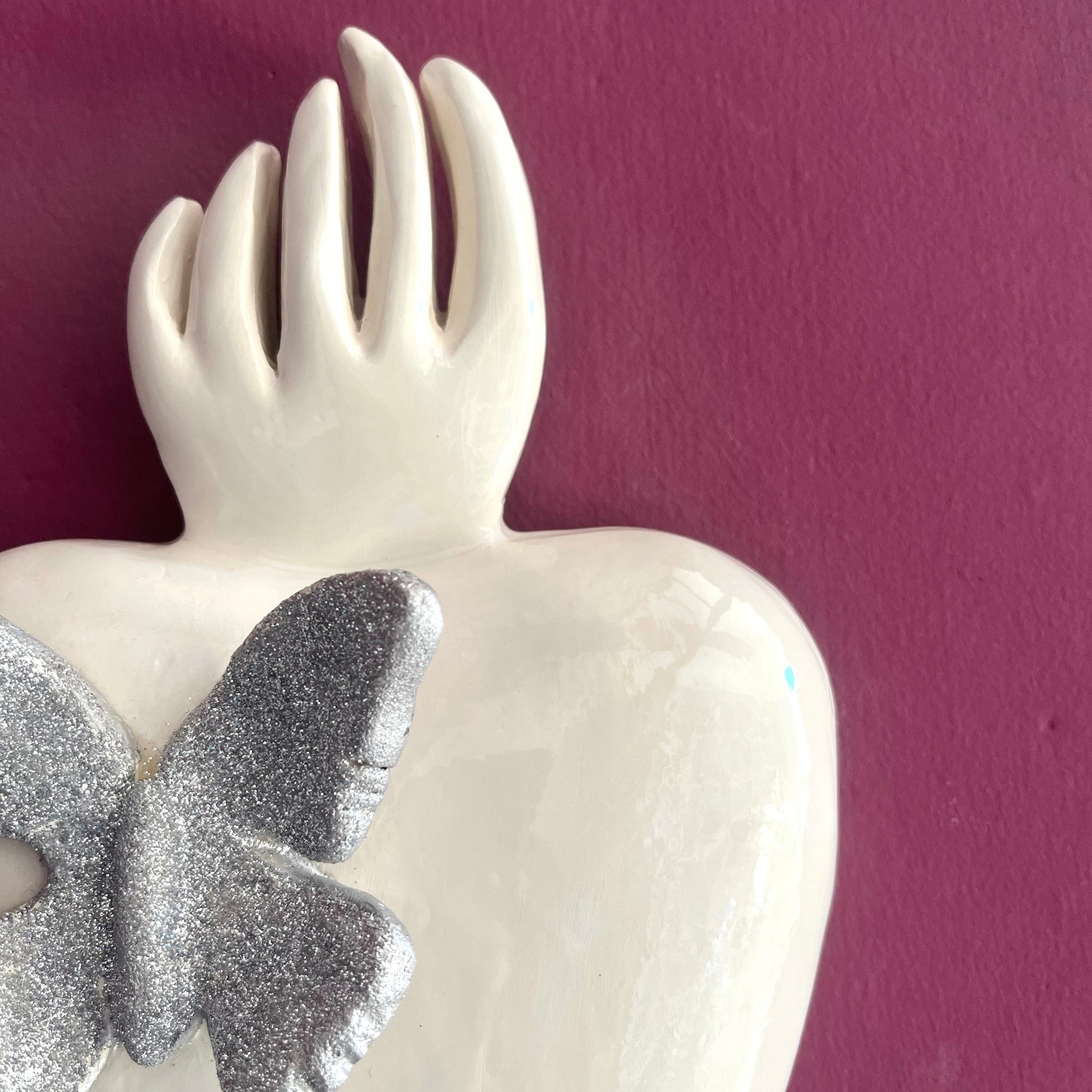 particolare-del-cuore-ex-voto-farfalle-glitter-novecuoripottery