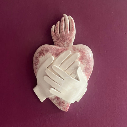 cuore-ex-voto-mani-su-cuore-novecuoripottery