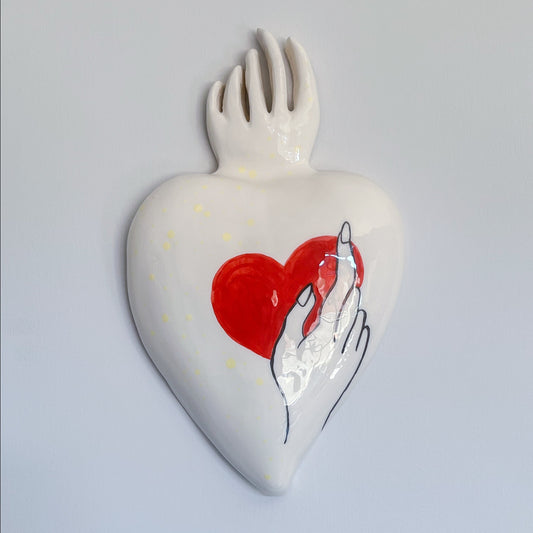 cuore-ex-voto-mano-che-tiene-cuore-novecuoripottery
