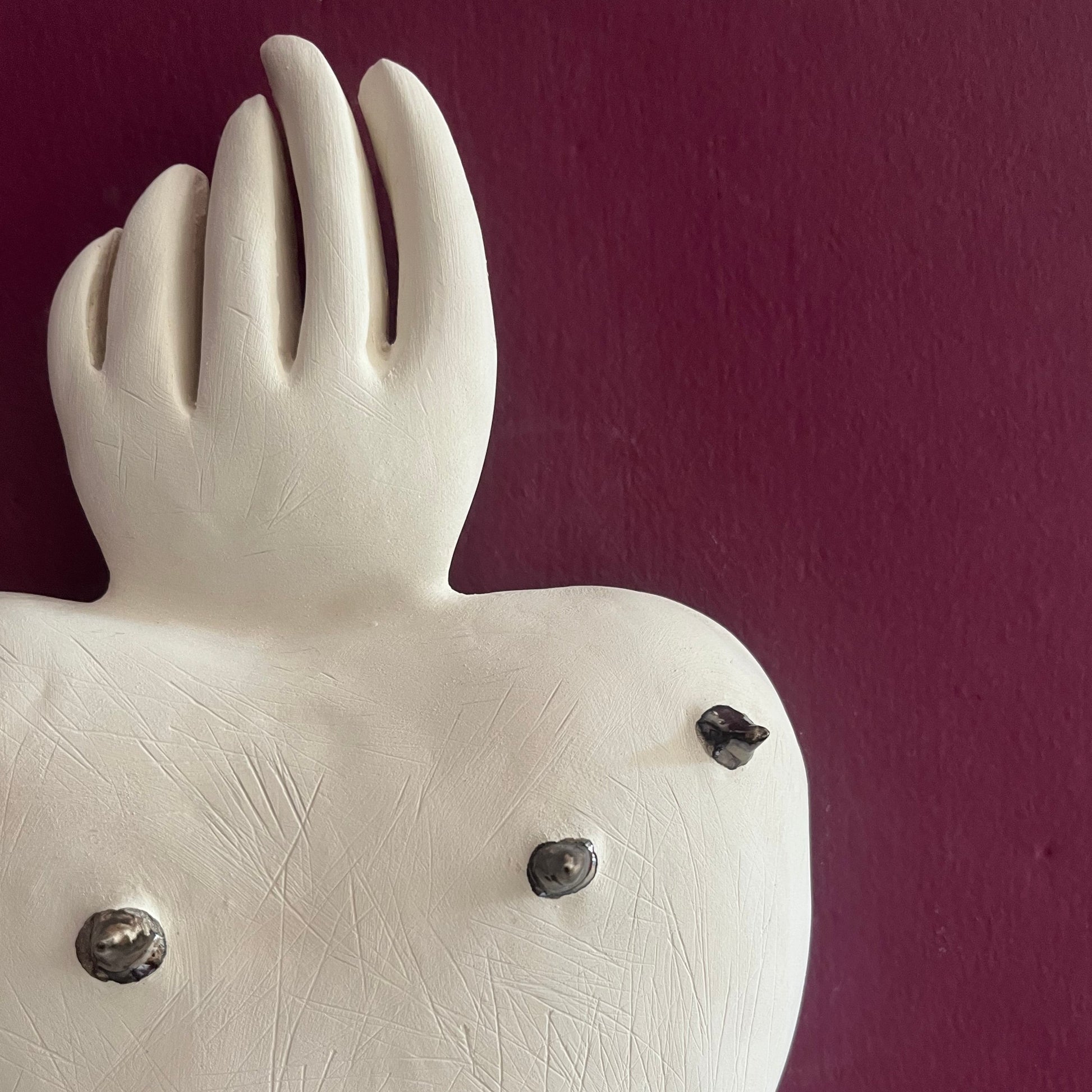 particolare-del-cuore-ex-voto-spine-novecuoripottery
