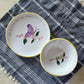 set-di-piatti-piano-fondo-bruco-farfalla-di-novecuoripottery
