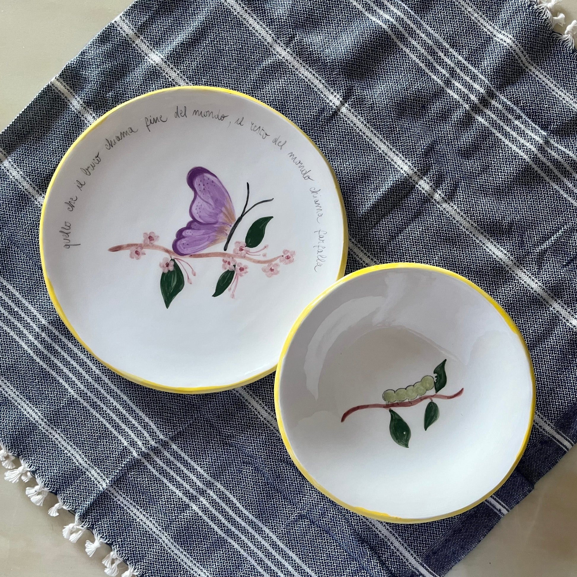 set-di-piatti-piano-fondo-bruco-farfalla-di-novecuoripottery