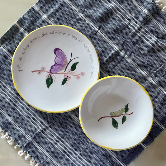 set-di-piatti-piano-fondo-bruco-farfalla-di-novecuoripottery