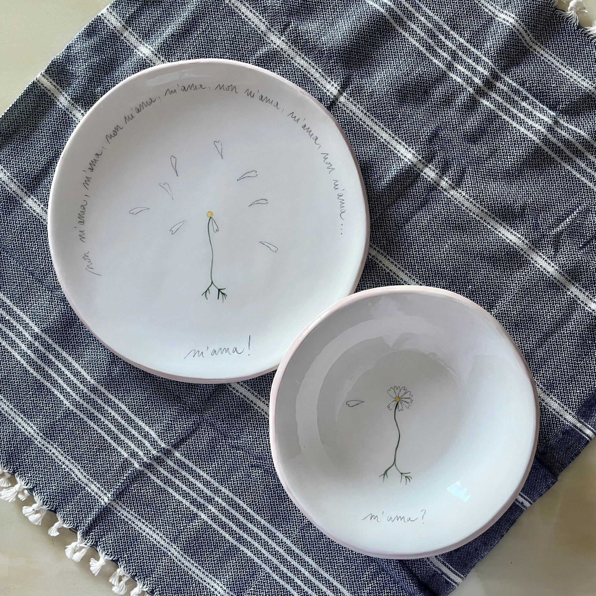 set-di-piatti-piano-fondo-margherita-mama-non-mama-di-novecuoripottery