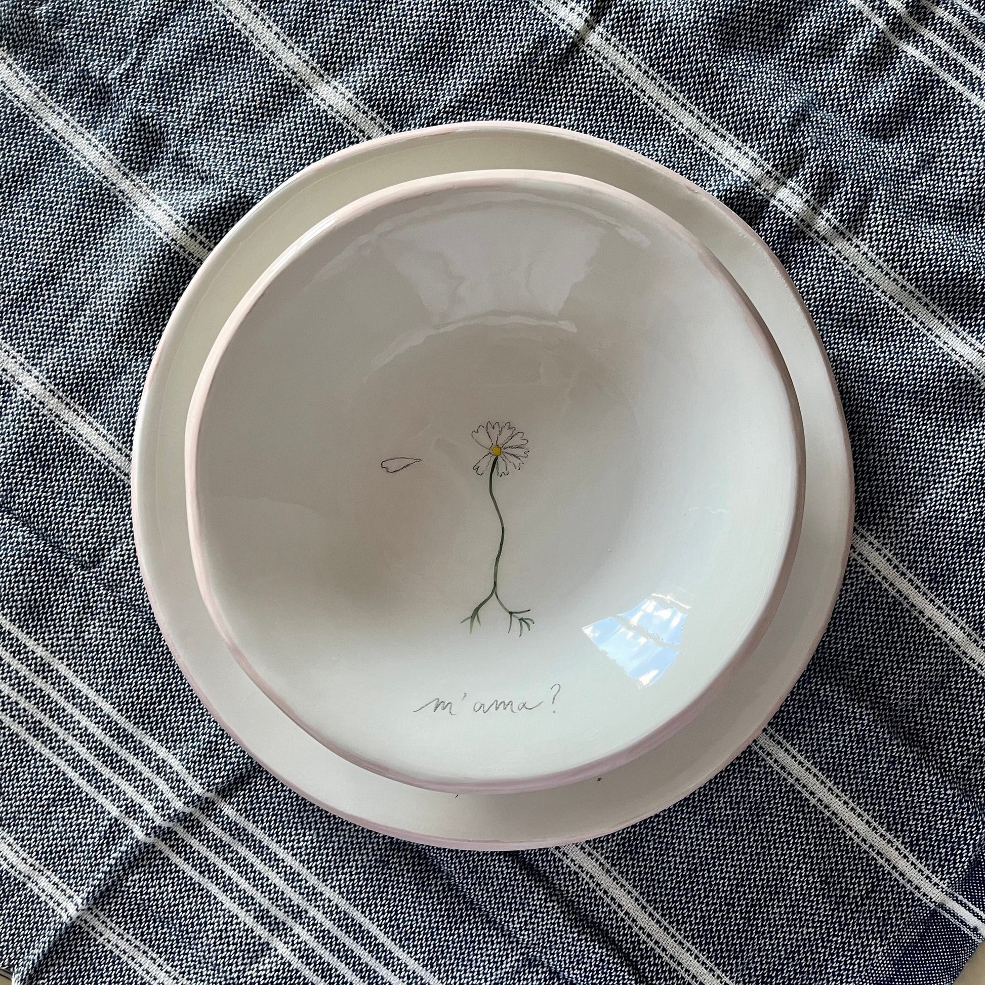 set-di-piatti-comunicanti-piano-fondo-margherita-mama-non-mama-di-novecuoripottery