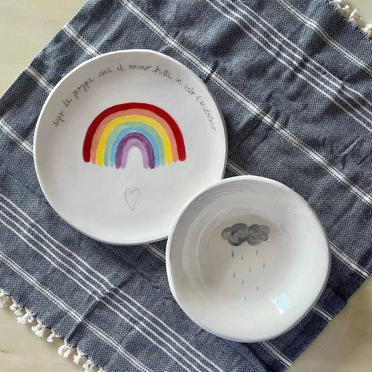 set-di-piatti-piano-fondo-nuvola-pioggia-arcobaleno-di-novecuoripottery