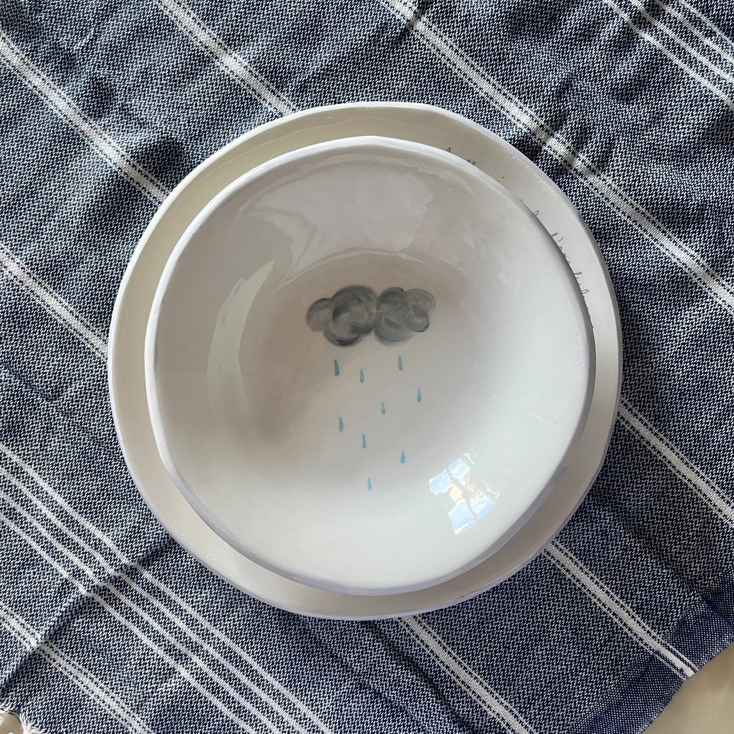 set-di-piatti-comunicanti-piano-fondo-nuvola-pioggia-arcobaleno-di-novecuoripottery