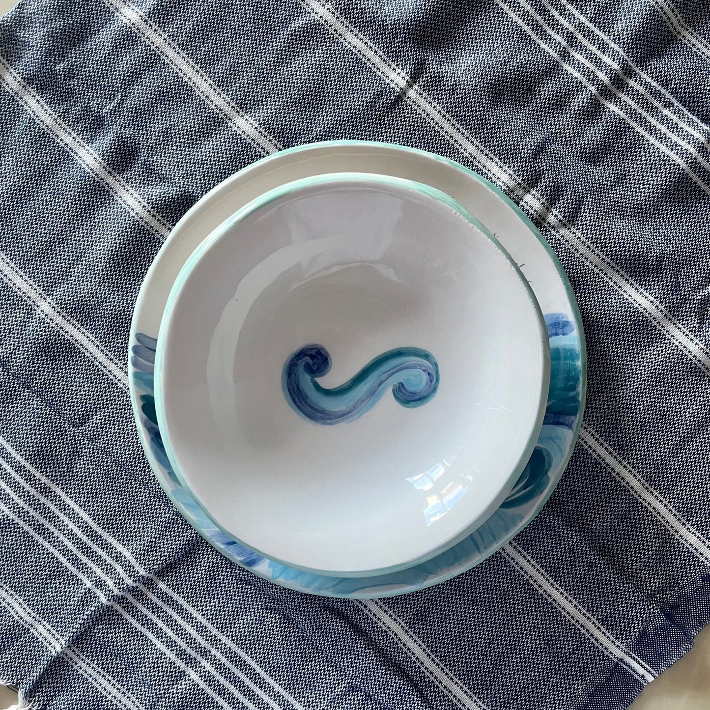 set-di-piatti-comunicanti-piano-fondo-onda-mare-di-novecuoripottery