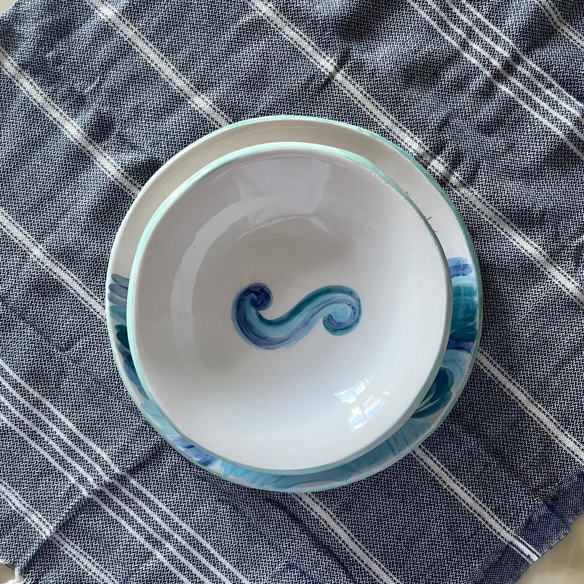set-di-piatti-comunicanti-piano-fondo-onda-mare-di-novecuoripottery