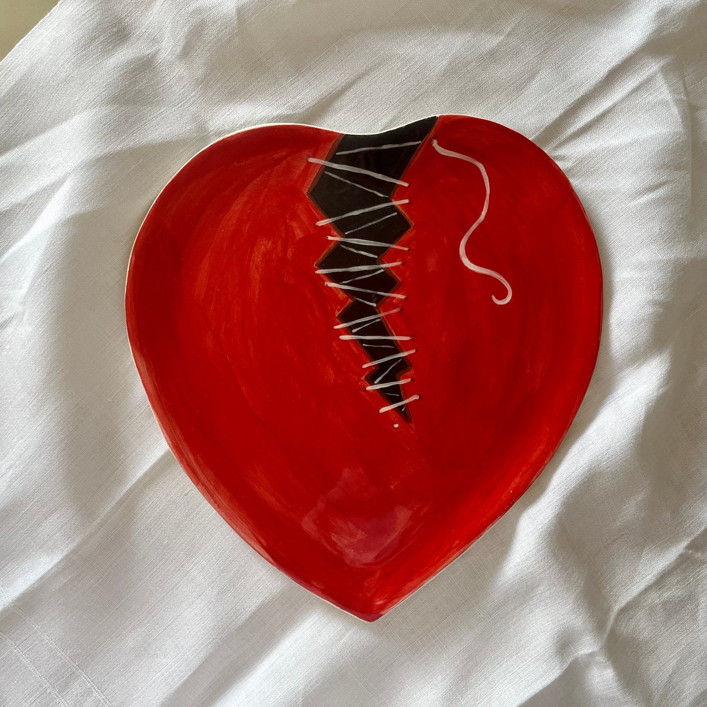 piatto-a-cuore-cuore-ricucito-di-novecuoripottery